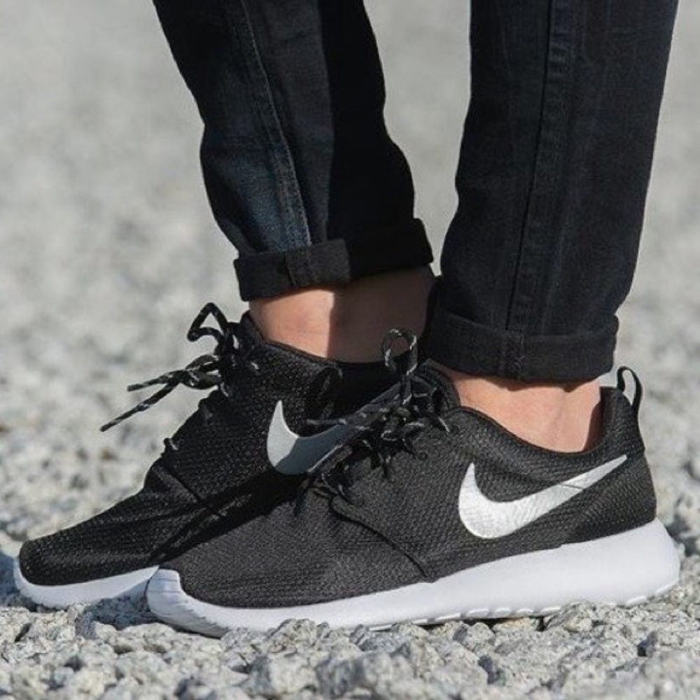 Nike Roshe One Women’s Lace Up Sneakers Black White Size 8.5 Minimalist Comfort - Picture 1 of 12
